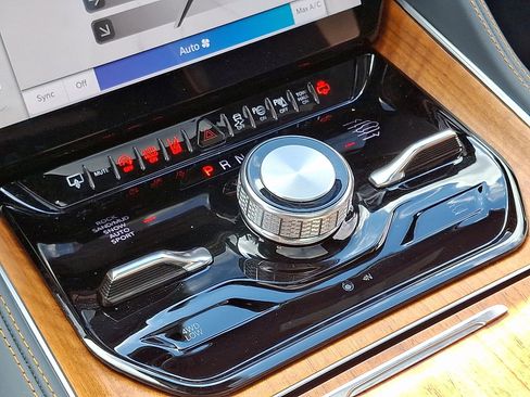 Used 2024 Jeep Grand Wagoneer Series III image 16