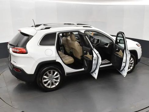 Used 2017 Jeep Cherokee Limited AWD/4WD image 6