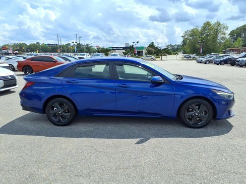 Used 2023 Hyundai Elantra SEL w/ Preferred Accessory Package FWD image 6