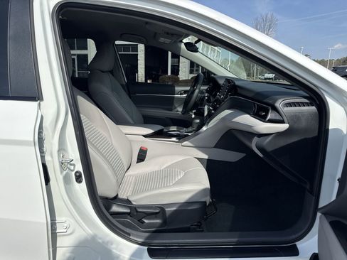 Used 2024 Toyota Camry SE image 32