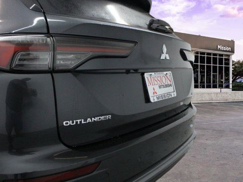 New 2025 Mitsubishi Outlander SE image 4
