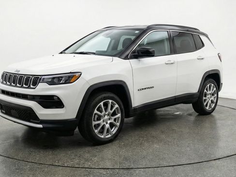Used 2025 Jeep Compass Limited image 3