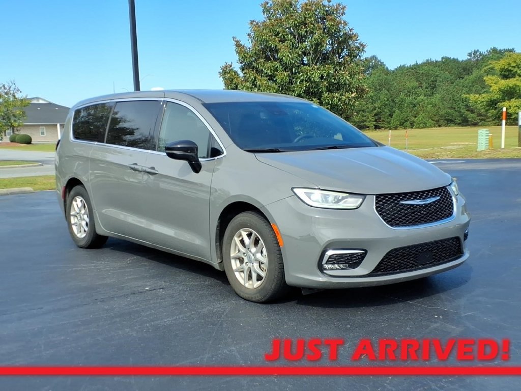 Used 2025 Chrysler Pacifica Select FWD image 1