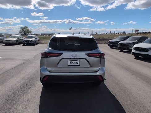 Used 2024 Toyota Highlander XLE AWD/4WD image 6
