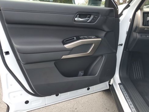 New 2025 Nissan Pathfinder Platinum image 11