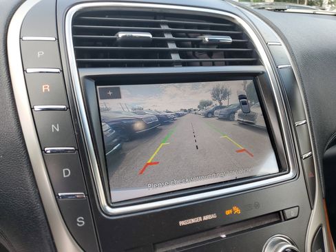 Used 2019 Lincoln Nautilus Select image 24