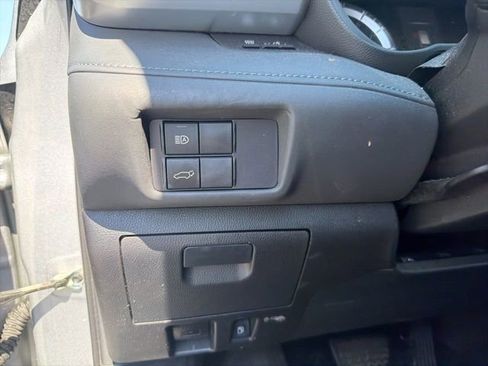 Used 2022 Toyota Highlander LE AWD/4WD image 17