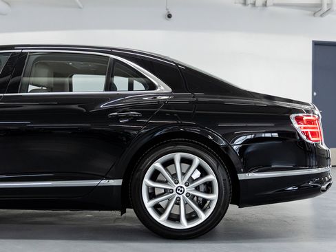 Used 2023 Bentley Flying Spur V8 image 10