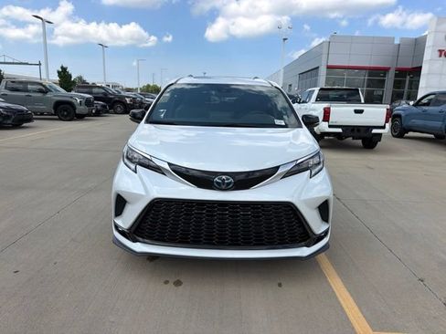 Used 2023 Toyota Sienna XSE FWD image 2