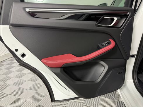 Certified 2026 Porsche Macan AWD/4WD image 17