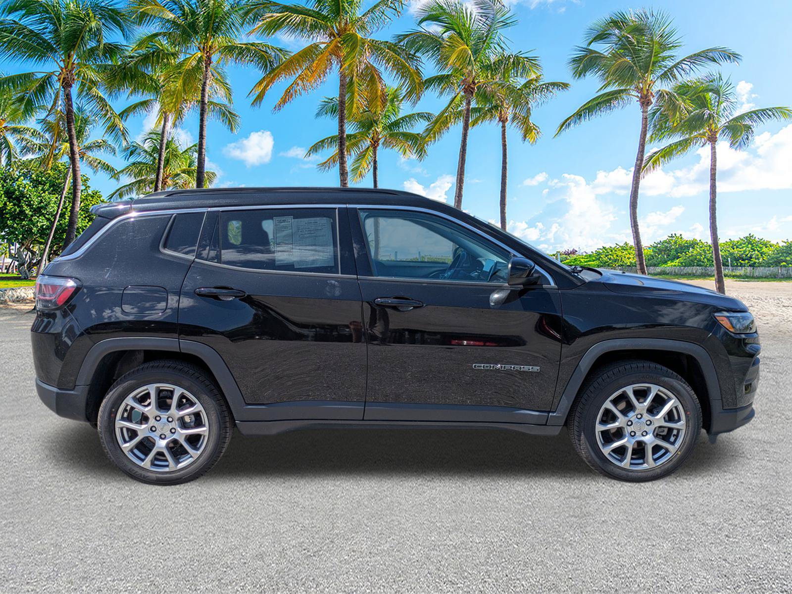 Used 2022 Jeep Compass Latitude w/ Sun and Sound Group AWD/4WD image 4