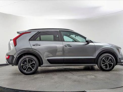Used 2025 Kia Niro LX FWD image 9