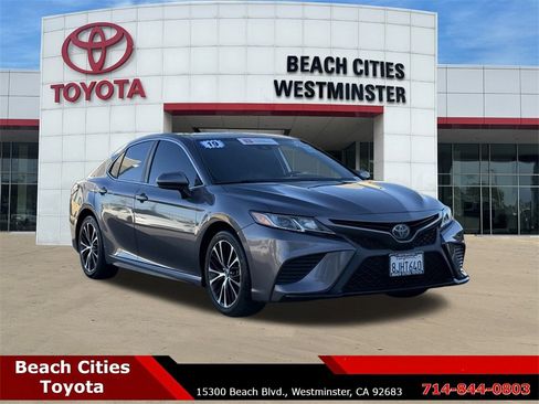 Used 2019 Toyota Camry SE image 2
