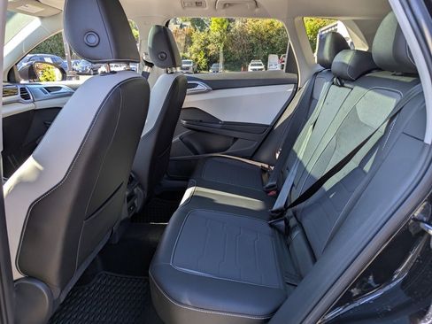 Used 2025 Volkswagen Taos SE w/ Panoramic Sunroof Package image 28