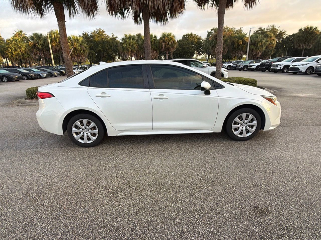 Used 2020 Toyota Corolla LE FWD image 4