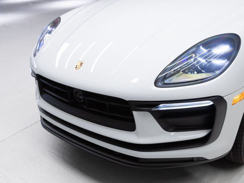 Certified 2026 Porsche Macan AWD/4WD image 33