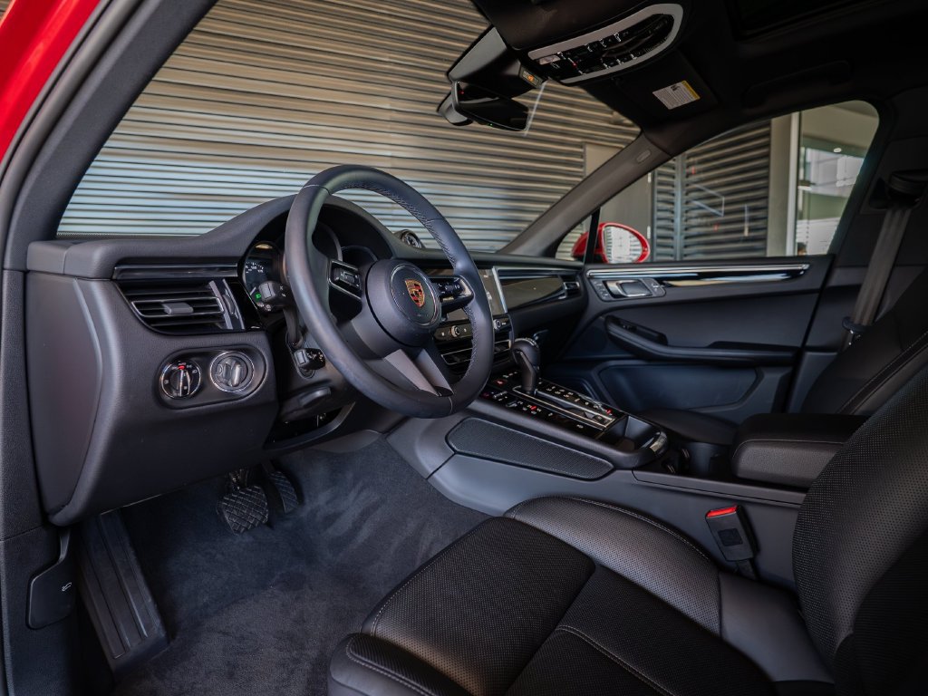Certified 2023 Porsche Macan AWD/4WD image 4