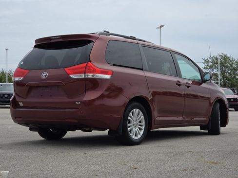 Used 2013 Toyota Sienna XLE FWD image 16