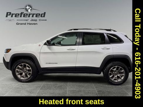 Used 2022 Jeep Cherokee Trailhawk image 9