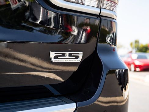 Used 2018 Jeep Grand Cherokee Limited AWD/4WD image 2