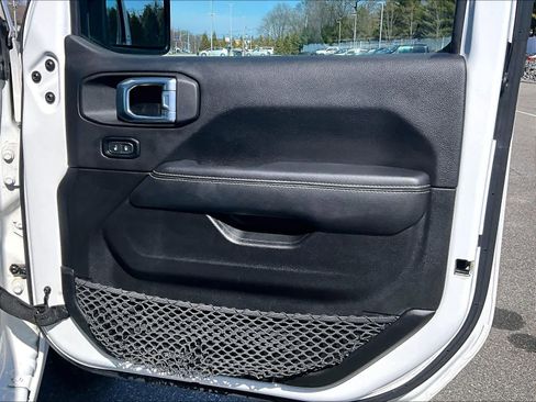 Used 2023 Jeep Gladiator Overland AWD/4WD image 12