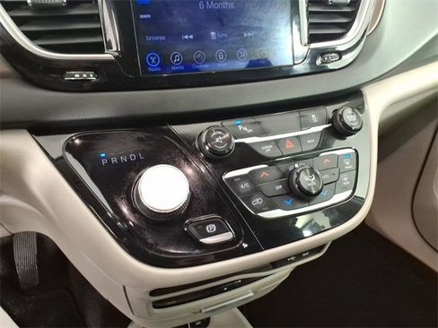 Used 2017 Chrysler Pacifica Touring-L Plus image 17