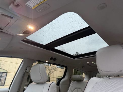 Used 2019 Chrysler Pacifica Limited image 35