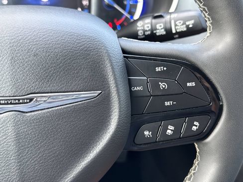 Used 2024 Chrysler Pacifica Limited FWD image 24