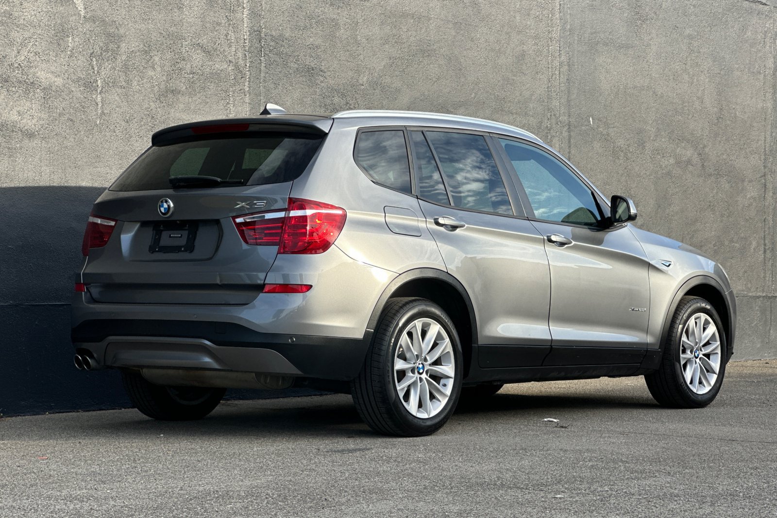 Used 2017 BMW X3 xDrive28i AWD/4WD image 2