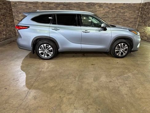 Used 2022 Toyota Highlander XLE AWD/4WD image 10