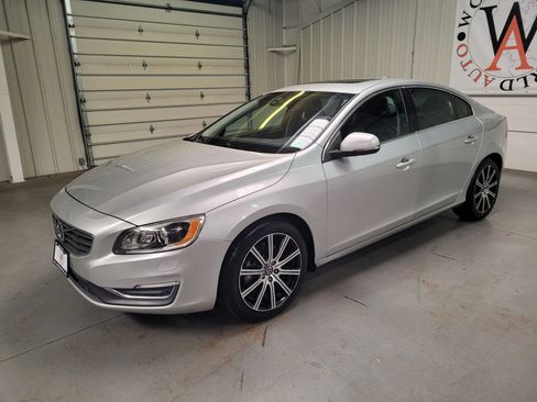Used 2016 Volvo S60 T5 Inscription Platinum image 2