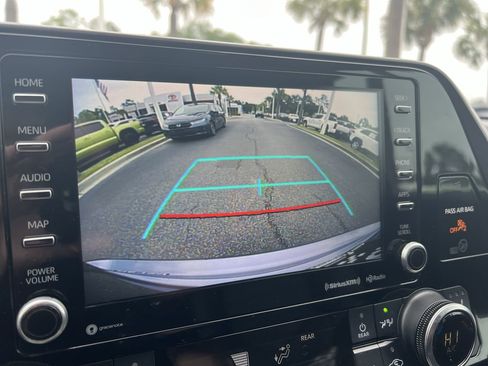 Used 2021 Toyota Highlander XLE FWD image 25