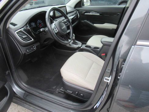 Used 2023 Kia Seltos EX image 17