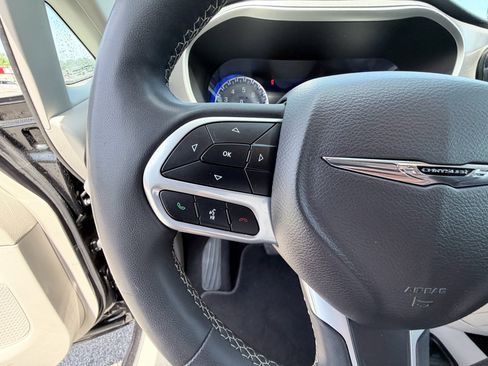 Used 2023 Chrysler Pacifica Touring-L image 14