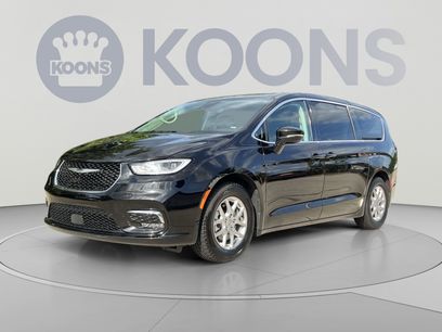 Used 2024 Chrysler Pacifica Touring-L