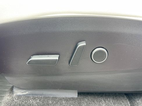 Used 2022 Tesla Model Y Long Range AWD/4WD image 25