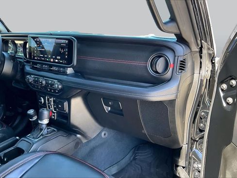 Used 2025 Jeep Wrangler Unlimited Rubicon AWD/4WD image 17