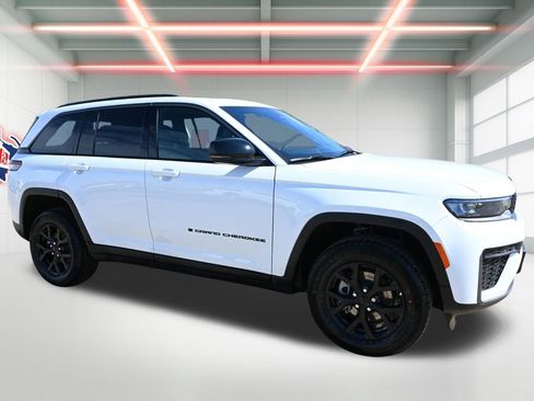 New 2026 Jeep Grand Cherokee Laredo image 5