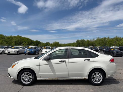 Used 2011 Ford Focus SE FWD image 1