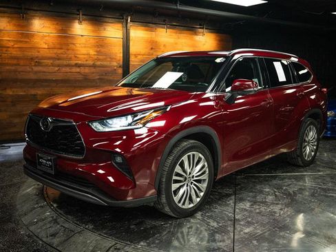 Used 2022 Toyota Highlander Platinum FWD image 2