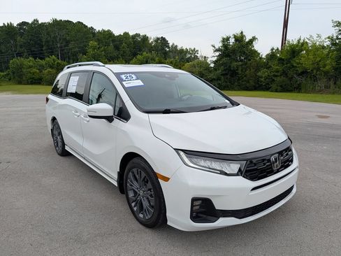 Used 2025 Honda Odyssey Touring image 2