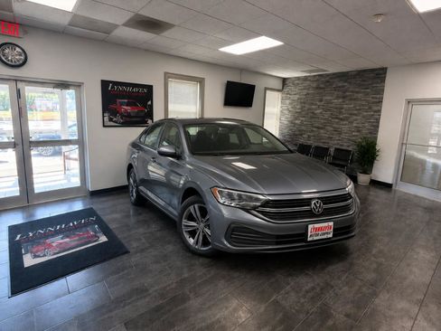 Used 2024 Volkswagen Jetta SE w/ Panoramic Sunroof Package FWD image 2