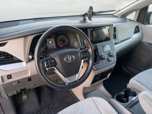 Used 2017 Toyota Sienna LE image 11