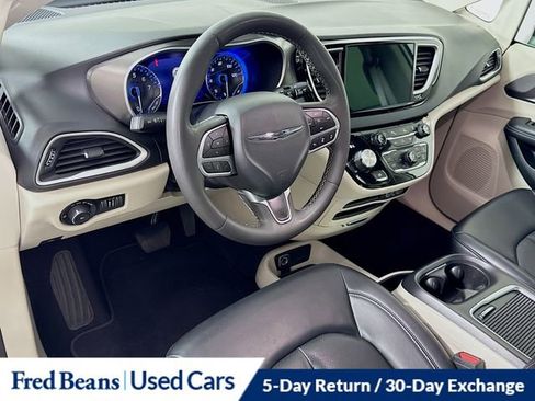 Used 2023 Chrysler Pacifica Touring-L FWD image 10