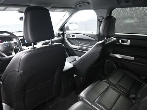 Used 2024 Ford Explorer XLT w/ Equipment Group 202A AWD/4WD image 31