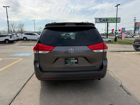 Used 2012 Toyota Sienna XLE image 11