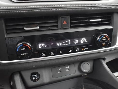 Used 2025 Nissan Rogue SV image 34