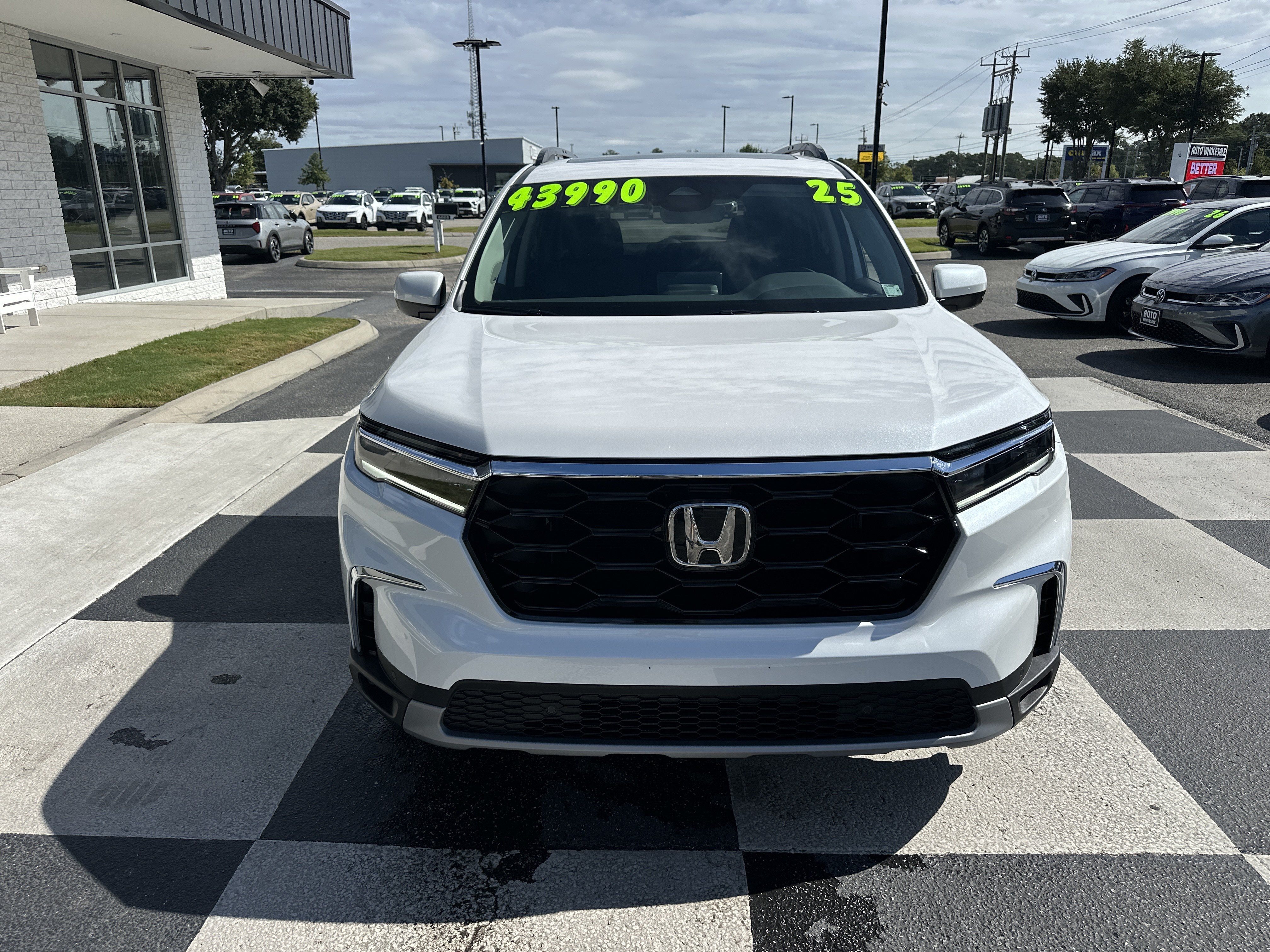 Used 2025 Honda Pilot Touring image 2