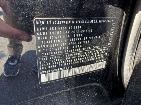 Used 2024 Volkswagen Tiguan SE image 27