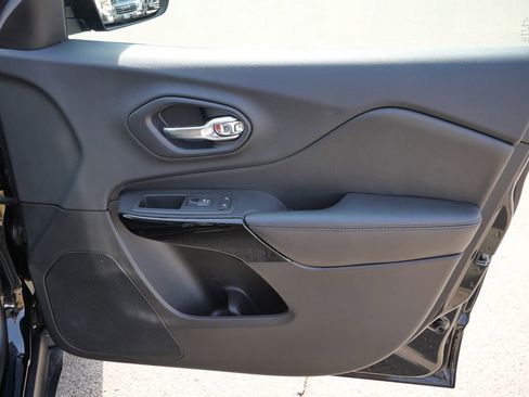 Used 2019 Jeep Cherokee Latitude Plus AWD/4WD image 16